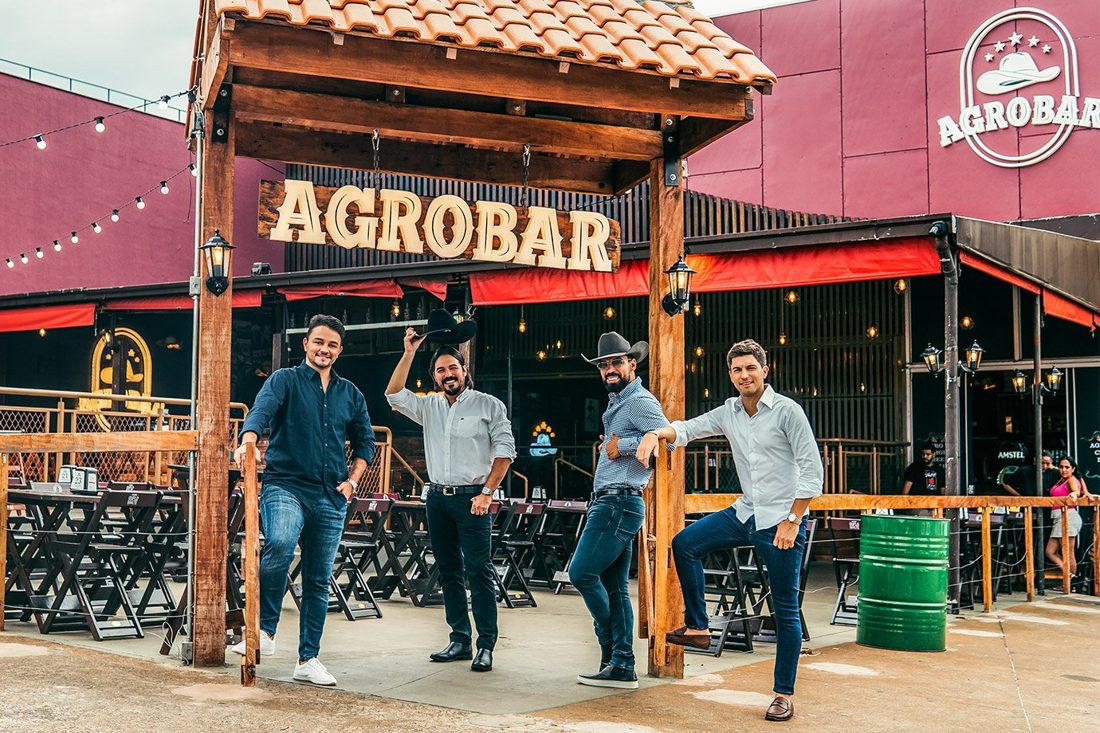 Sócios em frente a uma unidade do Agrobar